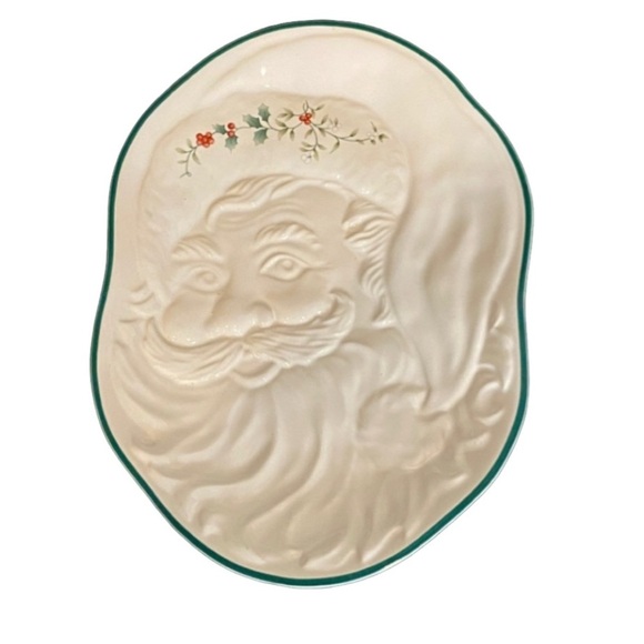 Pfaltzgraff Other - Pfaltzgraff Winterberry Embossed Santa Claus Ceramic Plate with Green Trim.